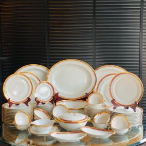 CONJUNTO DE JANTAR em PORCELANA fina da região de Limoges – Bernardaud.