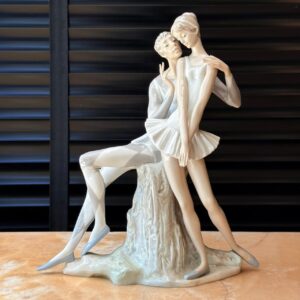 Delicado e belíssimo figurine em porcelana