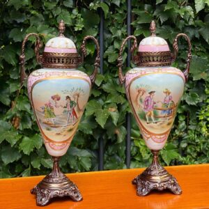 Par de ânforas em porcelana francesa da região de Limoges