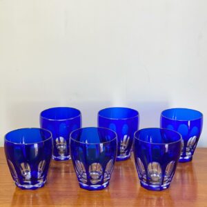Conjunto de copos em cristal doublé azul cobalto.