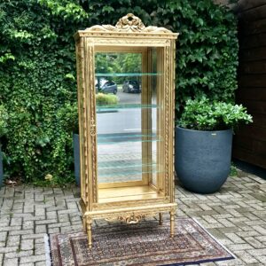 VITRINE decorado com entalhes
