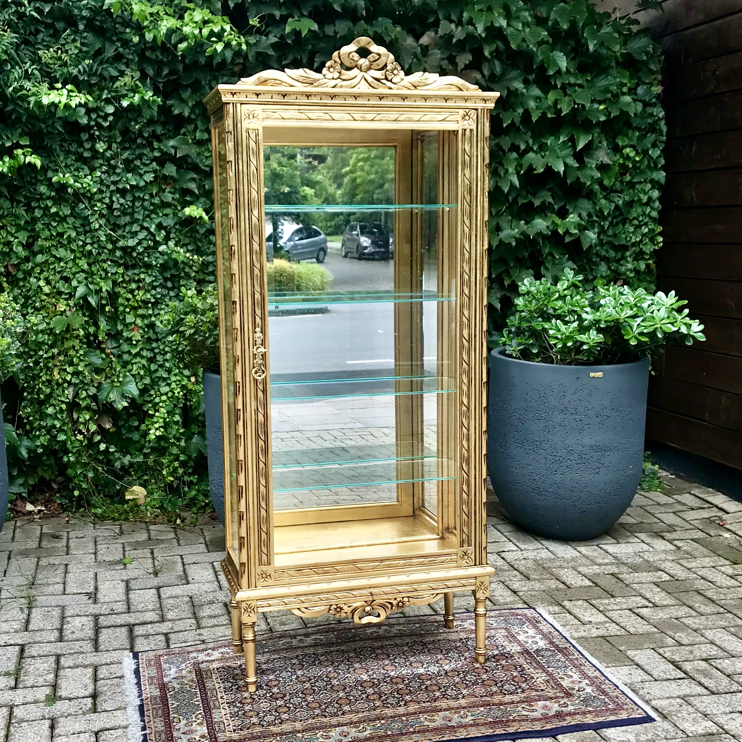 VITRINE decorado com entalhes