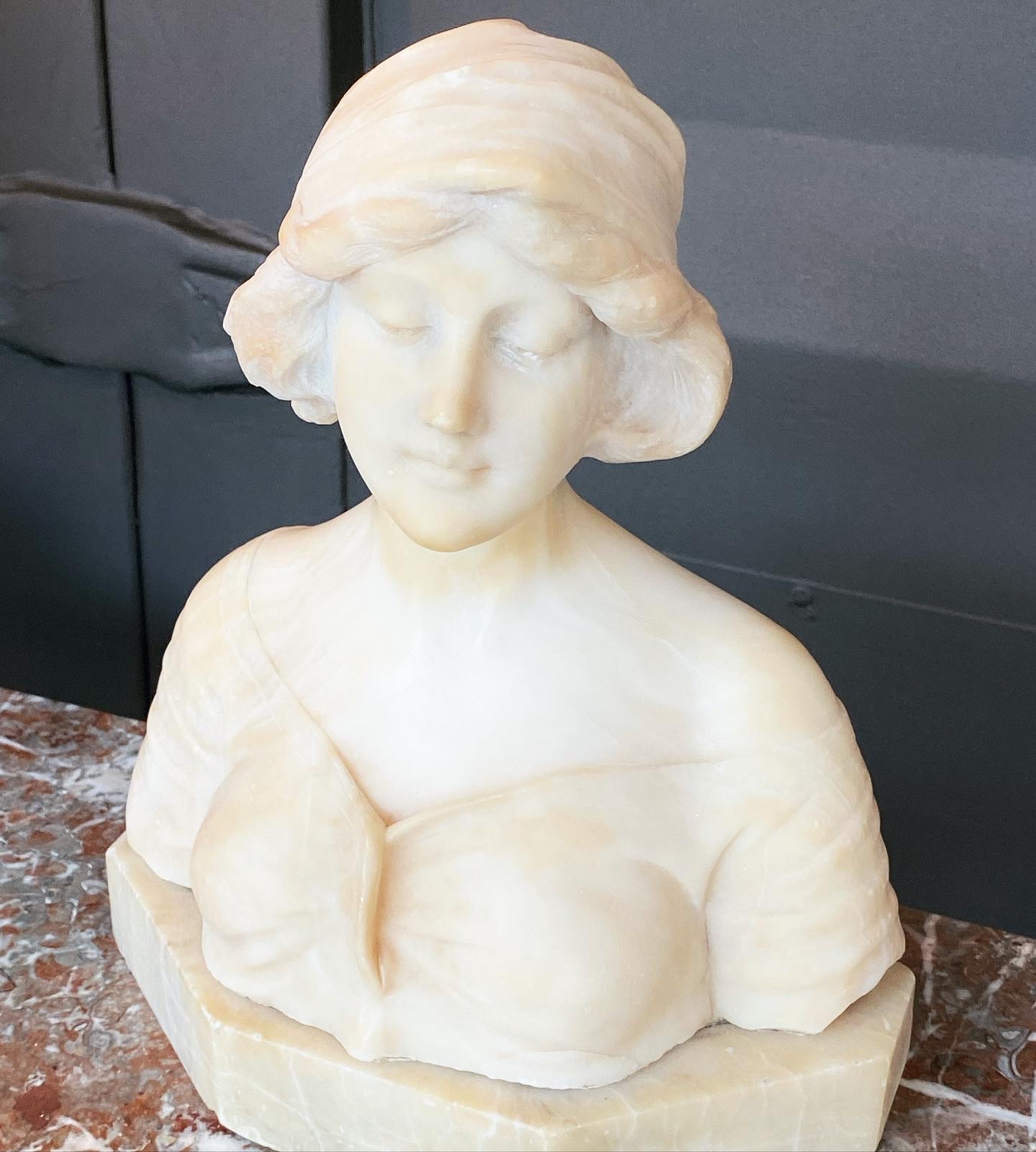 BUSTO lapidado em rocha alabastro